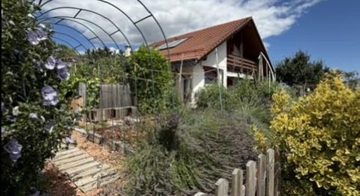 Rent a 7 rooms single house in Crassier